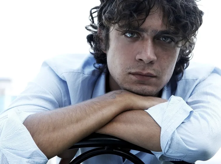 uomo capelli ricci