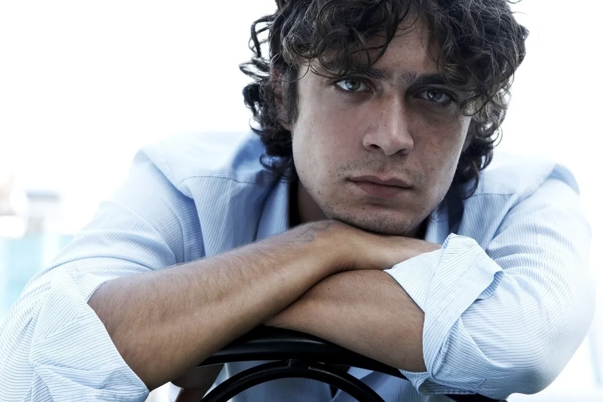 uomo capelli ricci