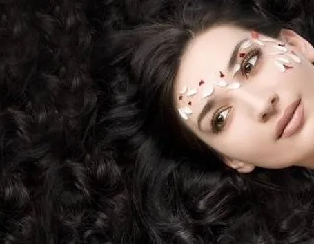 capelli lunghi mossi