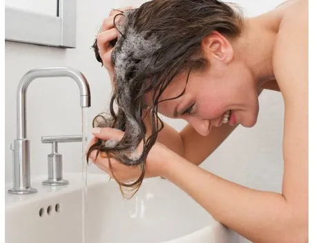 capelli che cadono