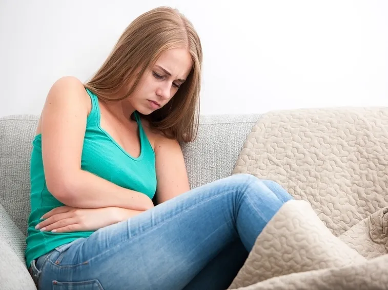 Giovane ragazza con dismenorrea