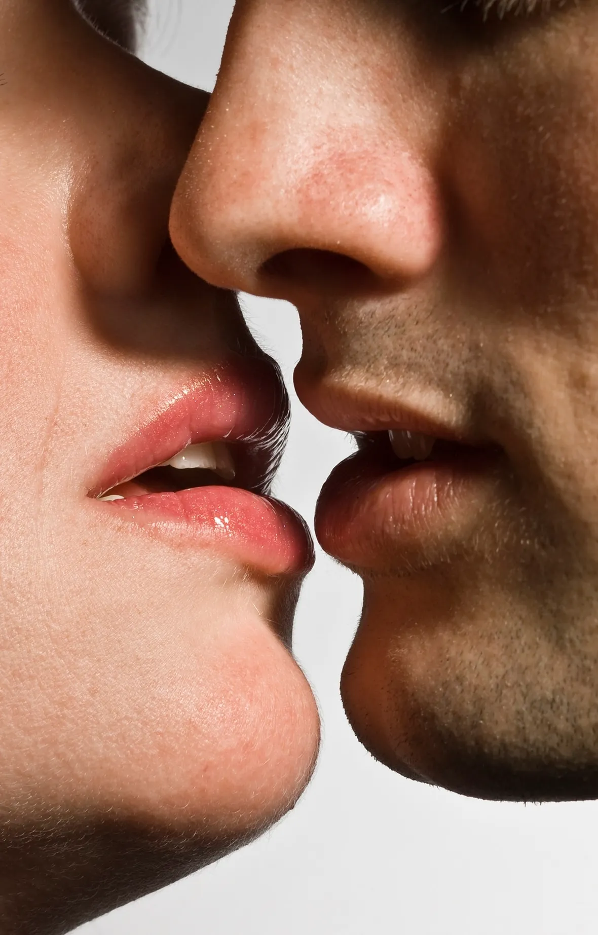Malattia del bacio: trasmissione tramite saliva.